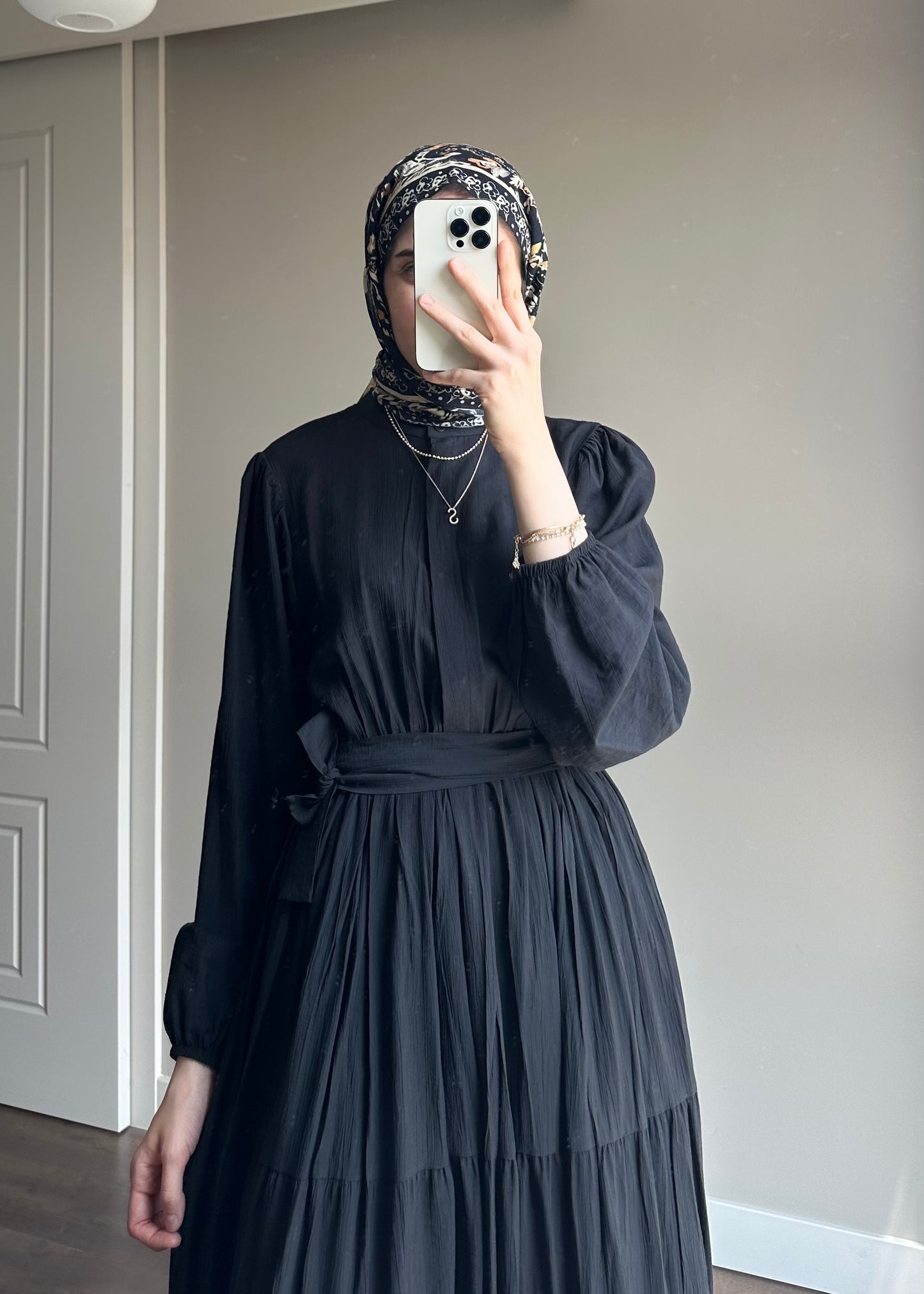 BELİ LASTİKLİ ÇİLEK ELBİSE SİYAH