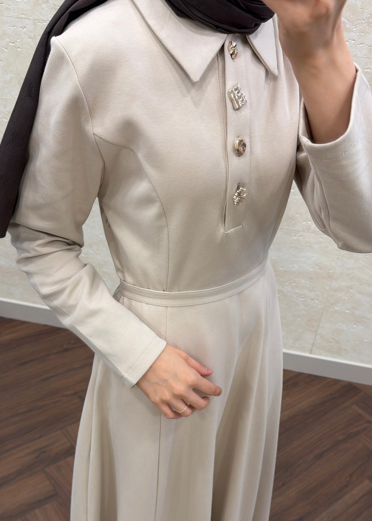 GOLD DÜĞME DETAY LİNDA ELBİSE TAŞ