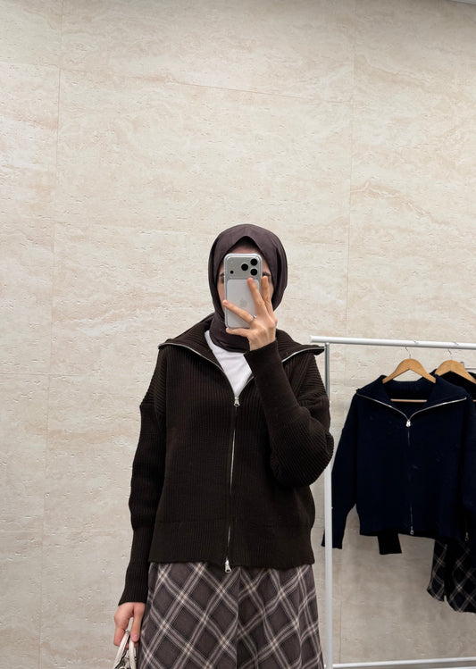 DİK YAKA TRİKO HIRKA KAHVE