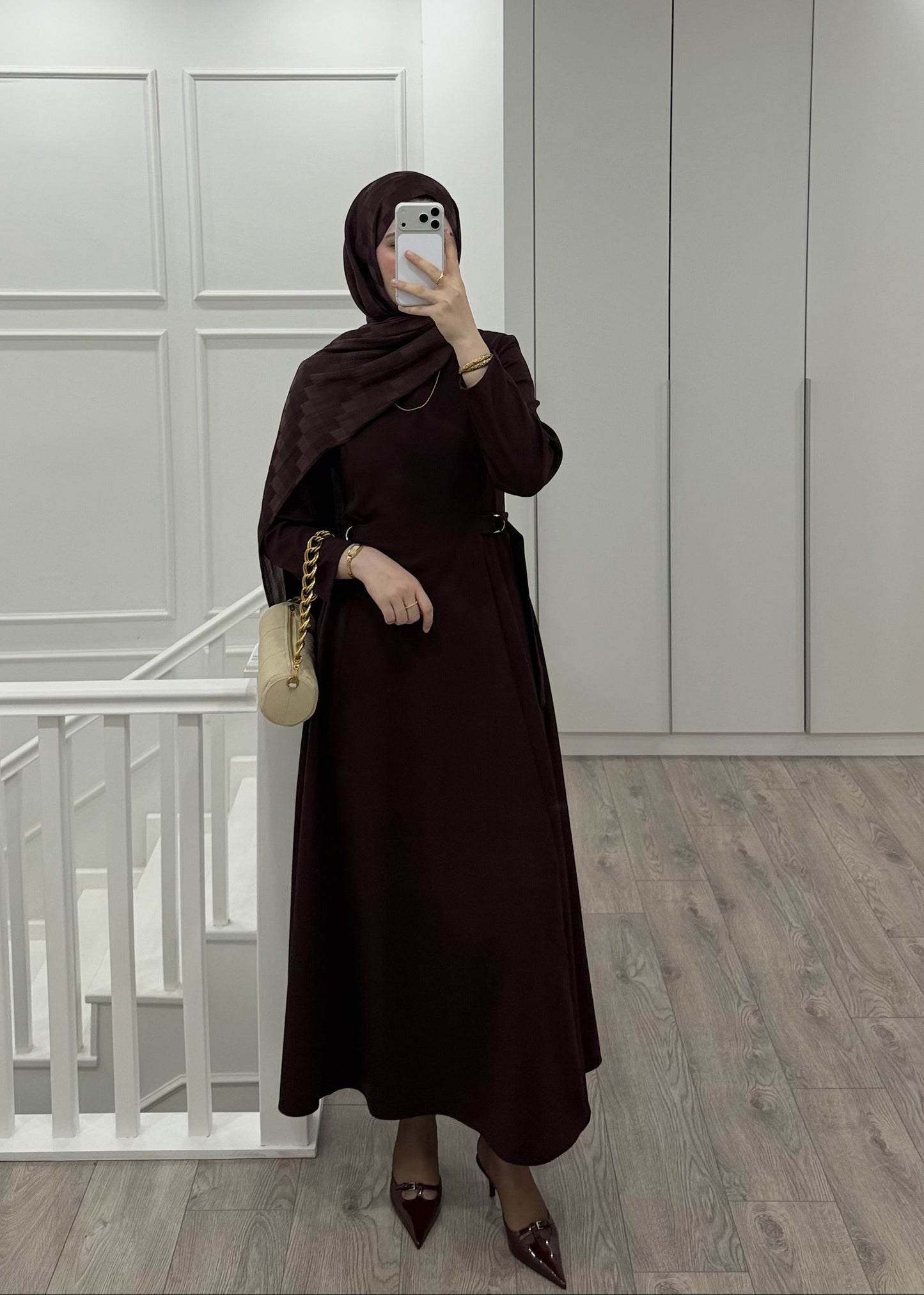 YANLARI TOKA DETAYLI ELBİSE BURGONYA