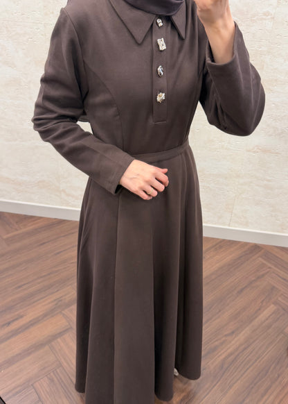 GOLD DÜĞME DETAY LİNDA ELBİSE KAHVE