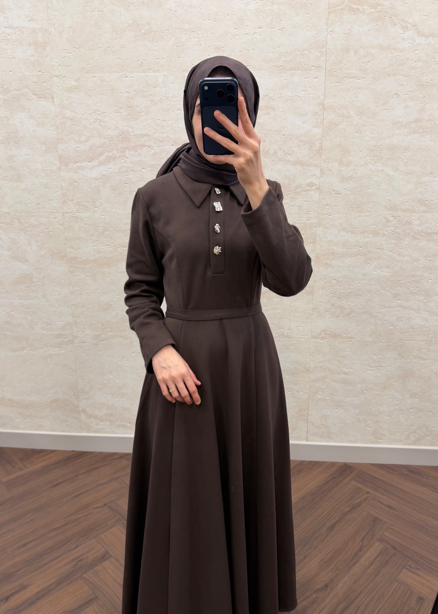 GOLD DÜĞME DETAY LİNDA ELBİSE KAHVE