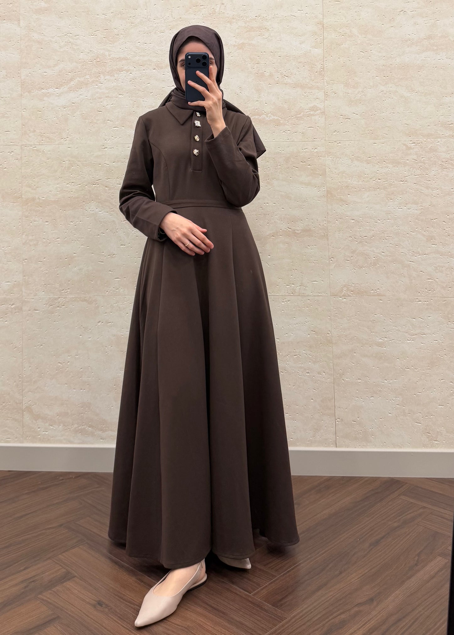 GOLD DÜĞME DETAY LİNDA ELBİSE KAHVE