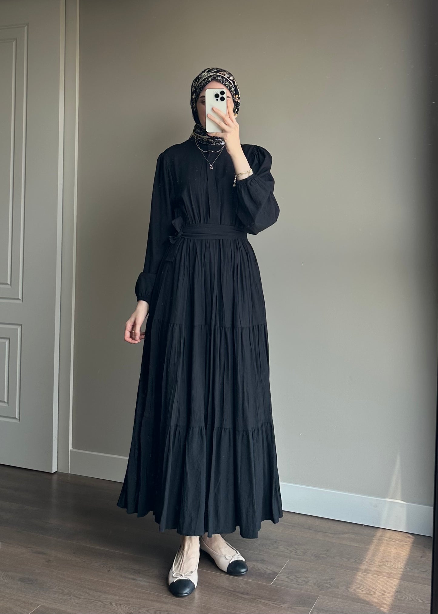 BELİ LASTİKLİ ÇİLEK ELBİSE SİYAH