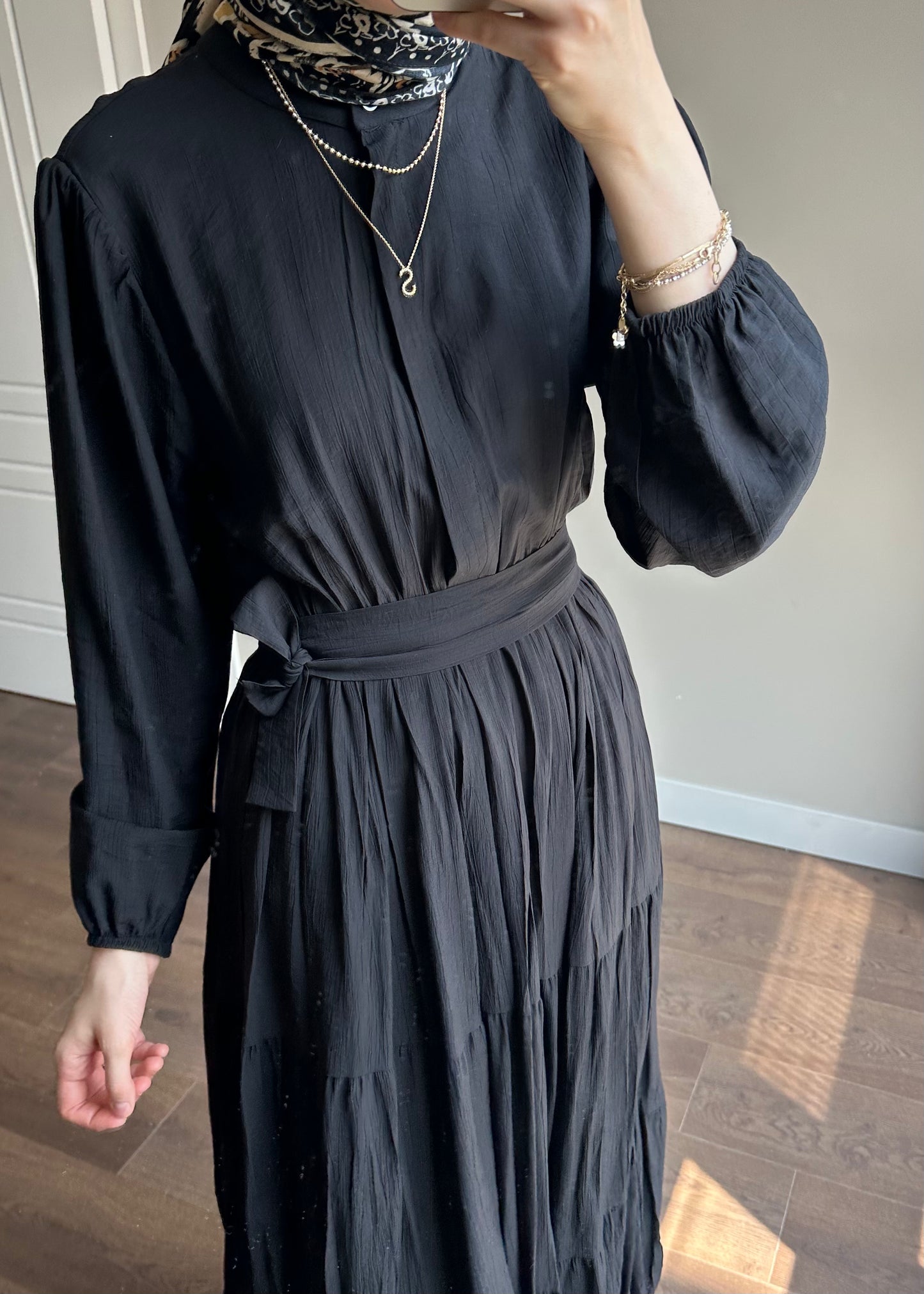 BELİ LASTİKLİ ÇİLEK ELBİSE SİYAH